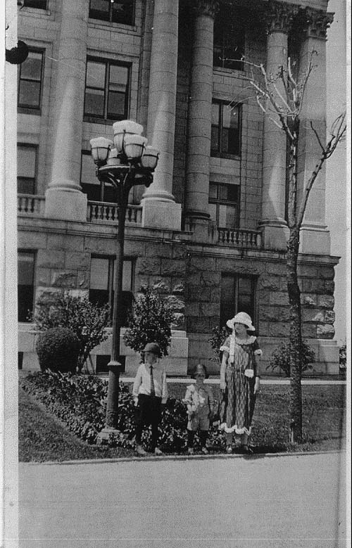 frontofbldg.jpg 96.0K